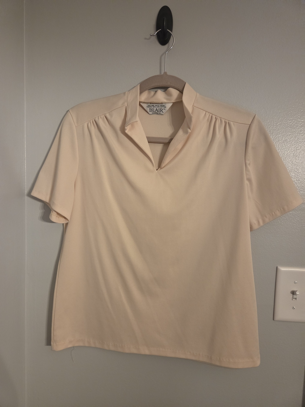 Vintage Blair Soft Peach V‑Neck Short Sleeve Top